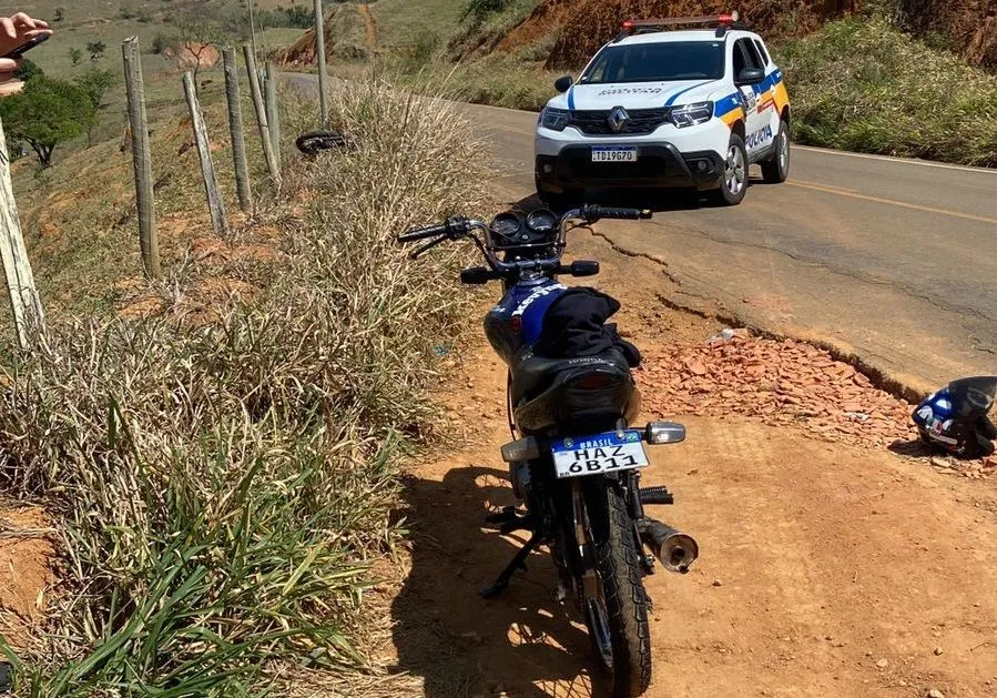 Adolescente colide contra viatura da PM ao tentar fugir em motocicleta irregular na AMG-3015, em São João Nepomuceno