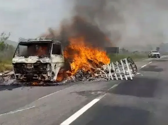 Caminhão de transportadora de São João Nepomuceno é destruído por incêndio na MG-267, em Bom Jardim de Minas