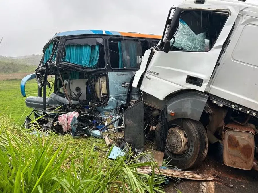 Colisão entre ônibus e carreta na BR-356, em Muriaé, deixa uma vítima fatal; sepultamento ocorre nesta quarta-feira