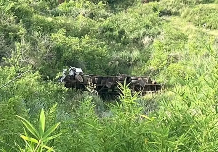 Caminhoneiro morre após saltar de veículo sem controle na BR-116, em Leopoldina
