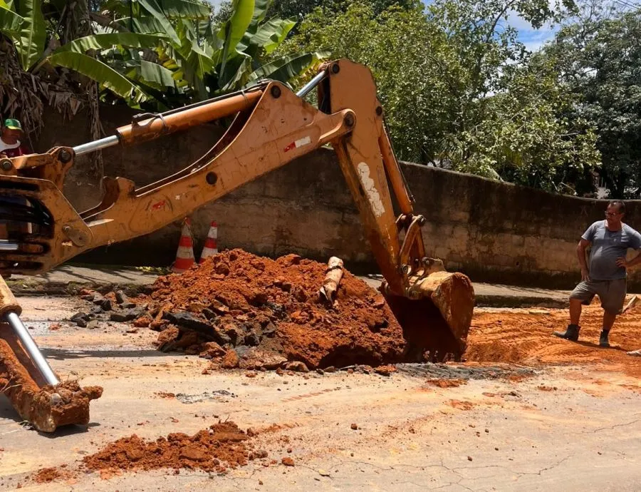 Obras avançam, mas buraco provocado pelas chuvas mantém interdição no bairro Novo Horizonte em São João Nepomuceno