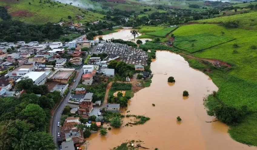 Chuvas da noite elevam nível do Ribeirão do Grama e provocam alagamentos em Descoberto