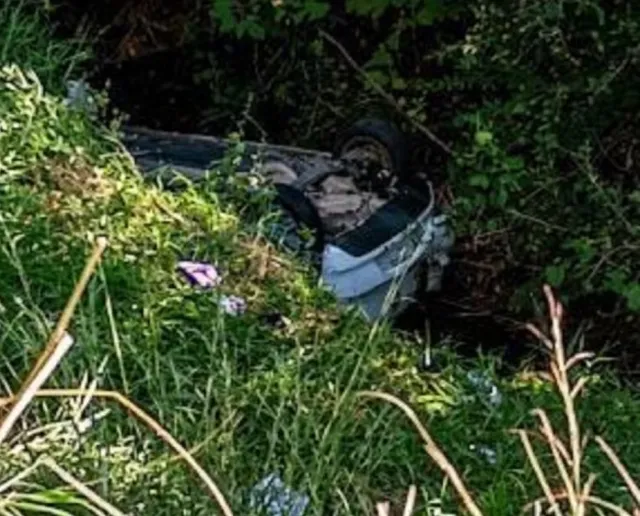Carro cai em rio na BR-267 e vítimas são resgatadas em Bicas