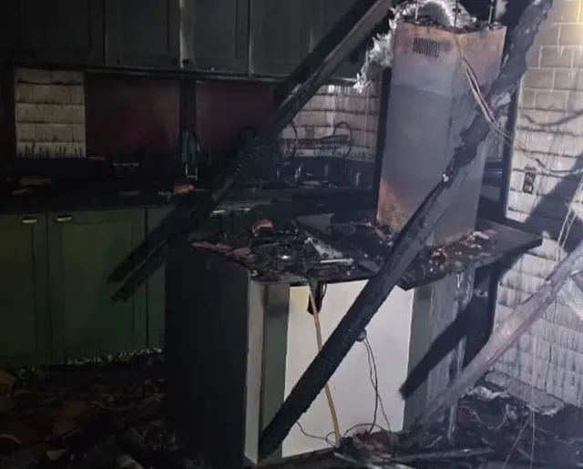 INCÊNDIO DESTRÓI CASA NA ZONA RURAL DE BICAS DURANTE A MADRUGADA