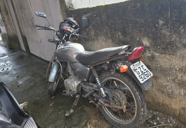 POLÍCIA MILITAR RECUPERA MOTOCICLETA FURTADA E APREENDE ADOLESCENTE EM DESCOBERTO